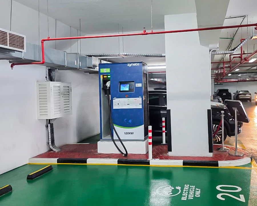 Zynetic 120 kW charger in an indoor garage bay